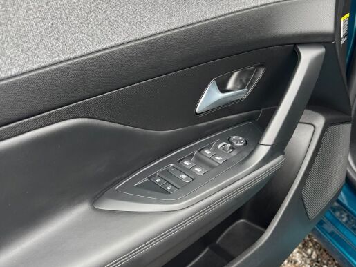 Peugeot 308 Peugeot 308 ALLURE 1.2 PureTech 130k EAT8